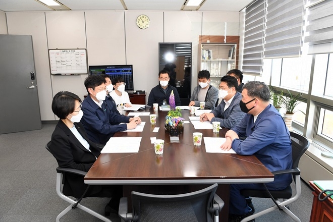 기장군수(사진우측)와 기장군 관계자들은 24일 한국철도공사를 방문해 기장군 내 KTX이음 신설(정차)역 유치를 강력하게 건의하고 있다.(사진제공=부산 기장군)