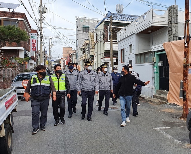 여성안심구역 합동점검을 하고 있다. (사진제공=마산동부경찰서)