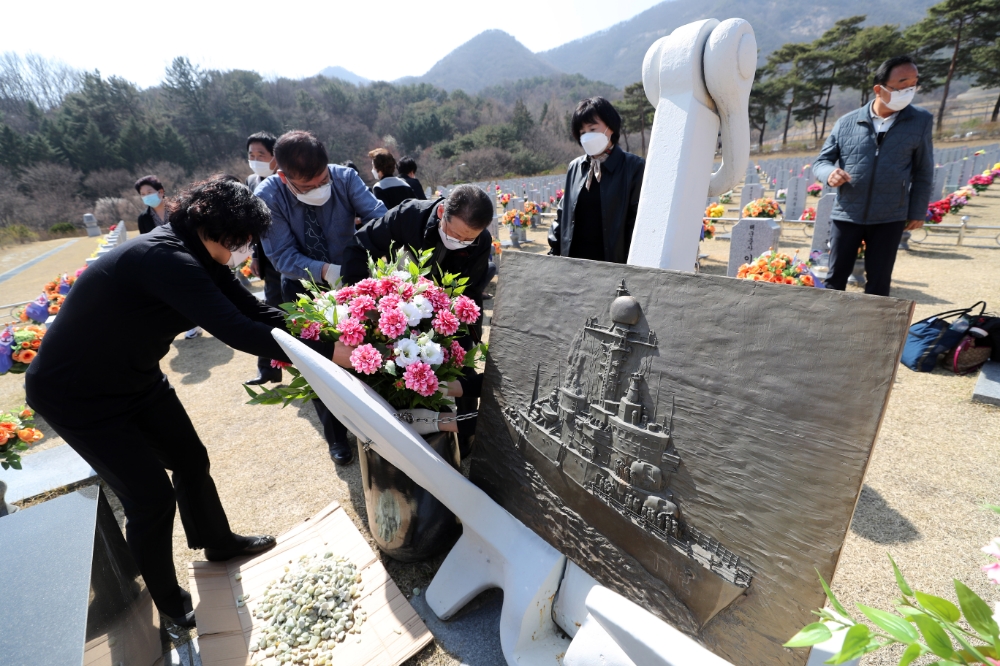 서해 수호의 날 행사를 앞두고 유족들의 헌화가 이뤄지고 있다.(사진=연합뉴스)