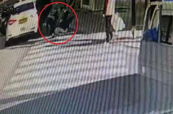 쓰러진 승객을 상대로 샘폐소생술을 하고 있는 김대철 경위.(사진제공=부산경찰청)