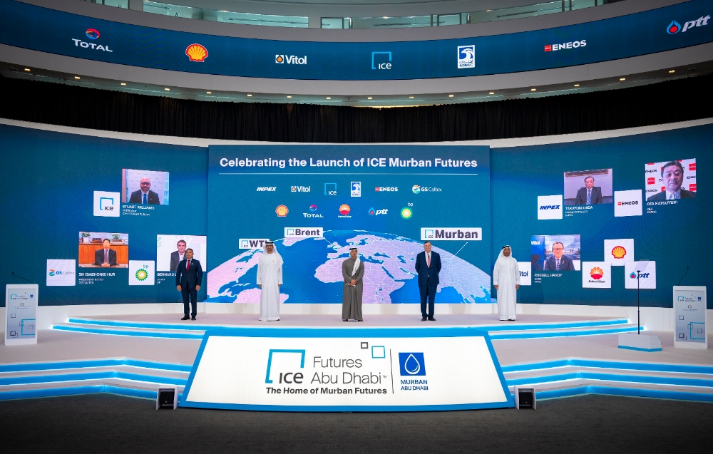 GS칼텍스 허세홍 사장(맨 왼쪽, 화상)이 29일 오후에 열린 ICE 아부다비 선물거래소 출범식에서 행사 관계자들과 기념 촬영을 하고 있다.(사진=GS칼텍스)