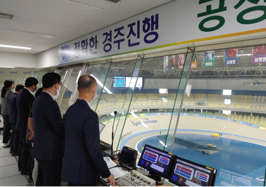 지난 26일 경륜 선수들이 광명 스피돔 종합 심판실을 방문해 직접 경주를 관람하고 판정 절차 등을 참관했다. (사진=국민체육진흥공단)