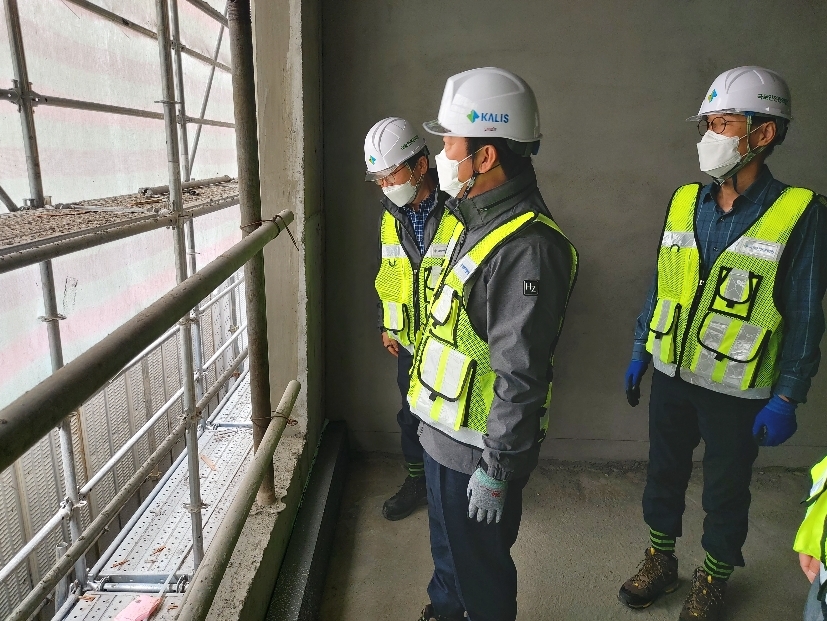 국토안전관리원 박영수 원장(가운데)이 아파트 신축 공사 건설현장을 살펴보고 있다. (사진=국토안전관리원)