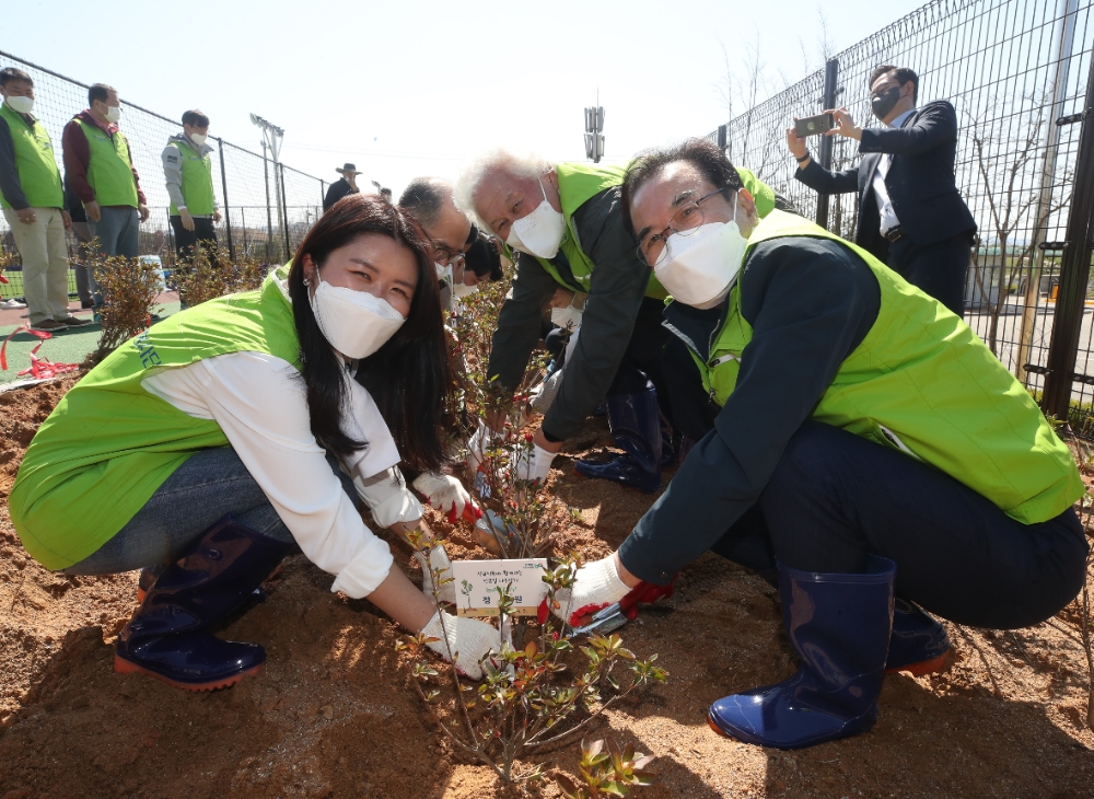 농협, 식목일 맞아 신규직원과 함께 나무심기 행사 개최