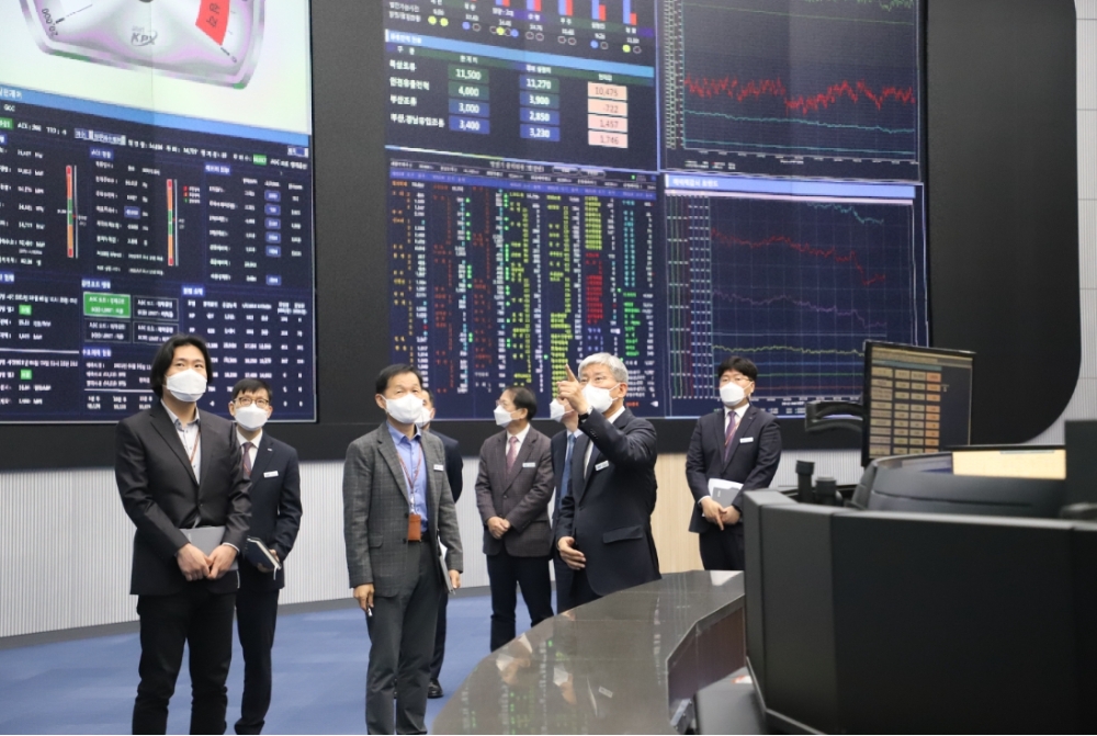 전력거래소 정동희 신임이사장의 모습.(우측에서 두번째). (사진=전력거래소)