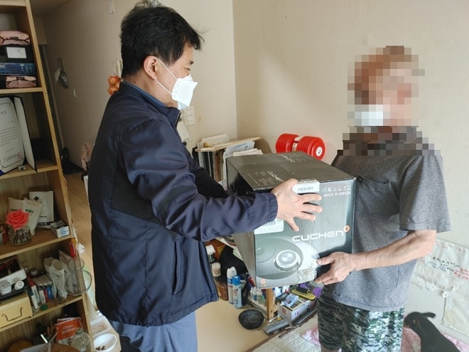 밥솥을 지원하고 있다.(사진제공=대전보호관찰소)