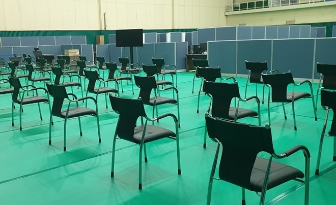 기장체육관 보조경기장에 설치된 코로나19 백신접종센터(이상반응 발현자 대기공간).(사진제공=부산 기장군)