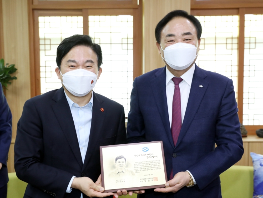 임준택 수협중앙회장(오른쪽)이 8일 제주도청에서 원희룡 제주도지사(왼쪽)에게 제주 어업인 권익증진 기여에 대한 감사패를 전달하고 있다.(사진=수협중앙회)