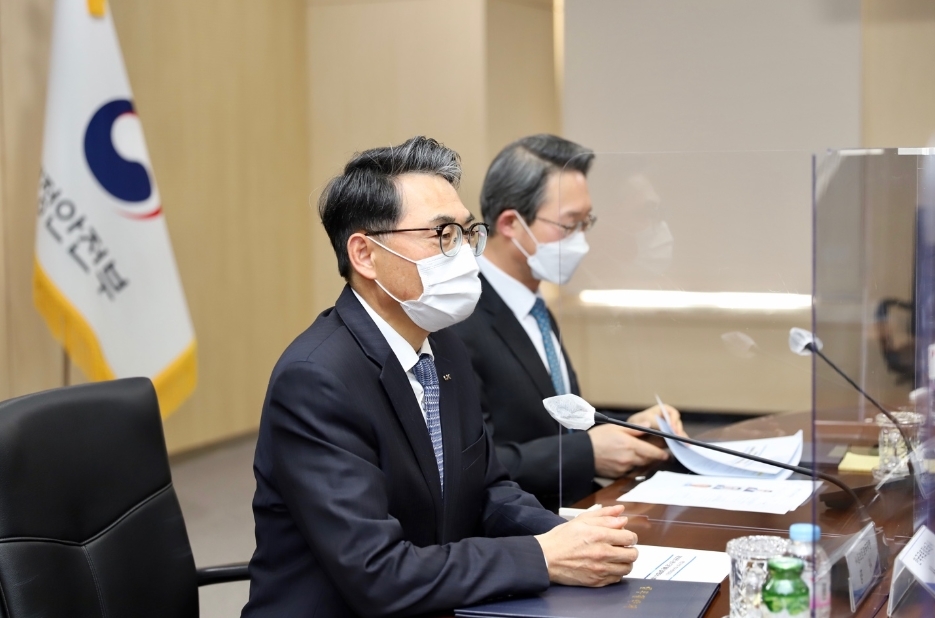 LX 김정렬 사장(왼쪽)과 행정안전부 김희겸 차관(오른쪽)이 9일 재난관리 분야 드론 활용 활성화를 위한 업무협약(MOU)을 체결했다. (사진=LX)