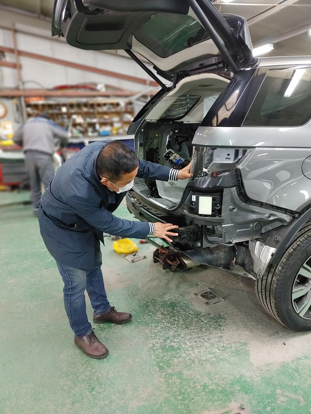 경기도 안양시 동안구 호계동에 위치한 종합정비업체 케이투모터스 박영훈 대표가 사고차 수리로 입고된 차량 상태를 확인하고 있다.(사진=케이투모터스)
