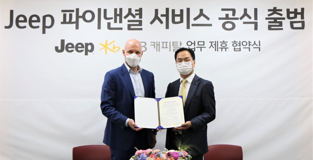 제이크 아우만(Jake Aumann) FCA 코리아 사장(왼쪽)과 KB캐피탈 황수남 대표이사(오른쪽)가 업무 제휴 협약을 체결한 후 기념촬영을 하고 있다.(사진=지프)