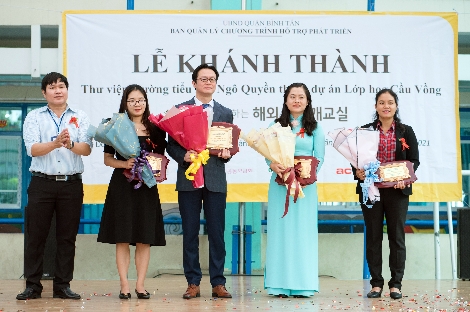 지난 9일 베트남 호치민 응오꾸옌 초등학교에서 KB증권 베트남 대표, 빈탄구 인민위원회 부서기, 응오꾸옌 초등학교장 및 관계자와 함께 무지개교실 개관식에 참여해 기념촬영을 하고 있다. 사진=KB증권