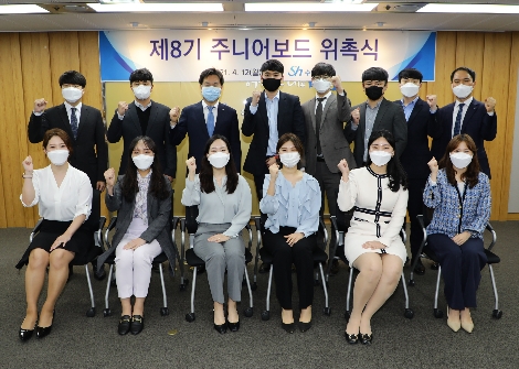 12일 ‘제8기 주니어보드 발대식’을 마친 김진균 은행장(뒷줄 왼쪽 세번째)과 주니어보드 직원이 함께 기념촬영을 하는 모습. 사진=Sh수협은행