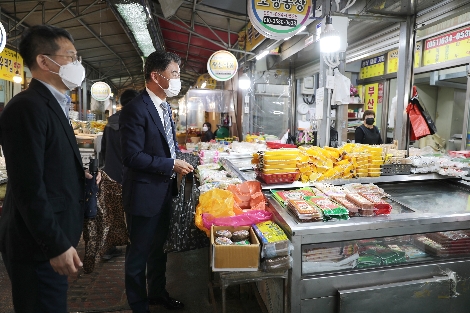 박세규 기보 감사(왼쪽에서 두번째)가 철뚝시장에서 장보기 행사를 하고 있다. 사진=기술보증기금