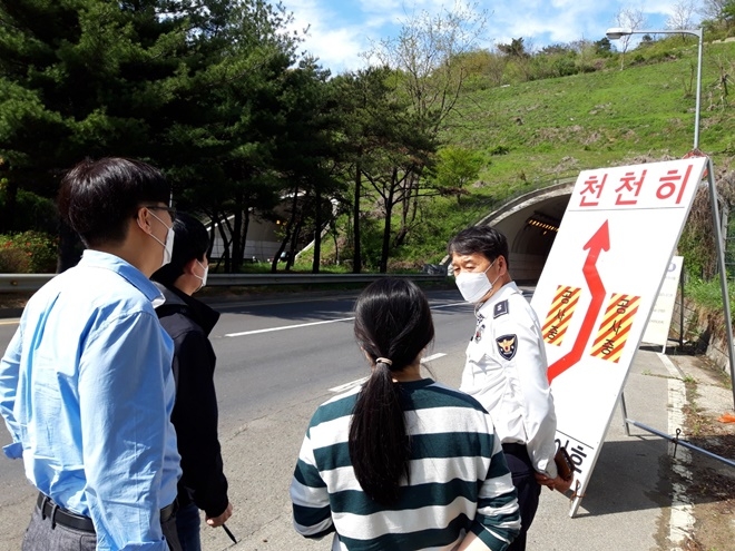 의창구청 등 유관기관 합동점검으로 터널 내 교통사고예방을 위한 활동을 벌이고 있다. (사진제공=창원서부경찰서)