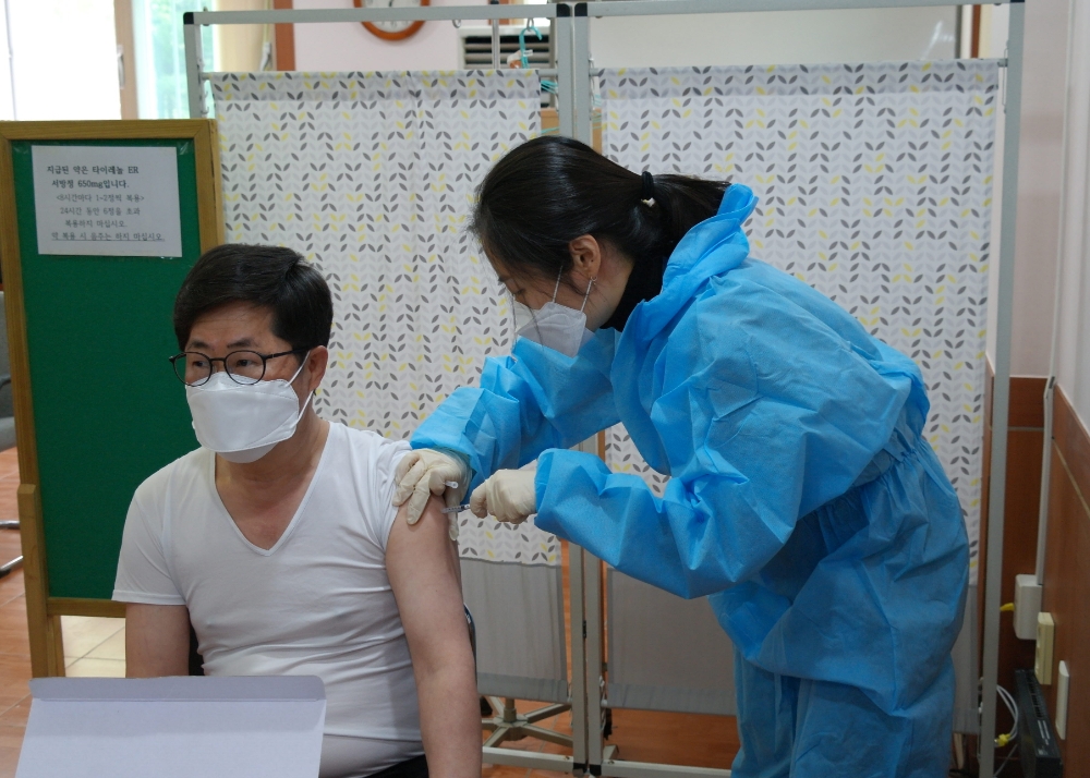 최철경 구치소장을 시작으로 AZ백신접종을 하고 있다.(사진제공=울산구치소)