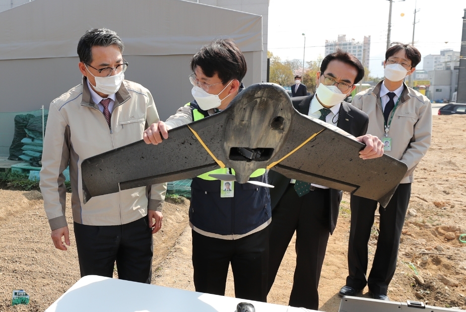 LX 김정렬 사장이 15일 경기도 양평군 국토이용현황조사 현장을 방문하고, 드론으로 촬영하는 과정과 함께 드론 영상을 활용한 스크린 조사에 대해 설명을 듣고 있다. (사진= LX)