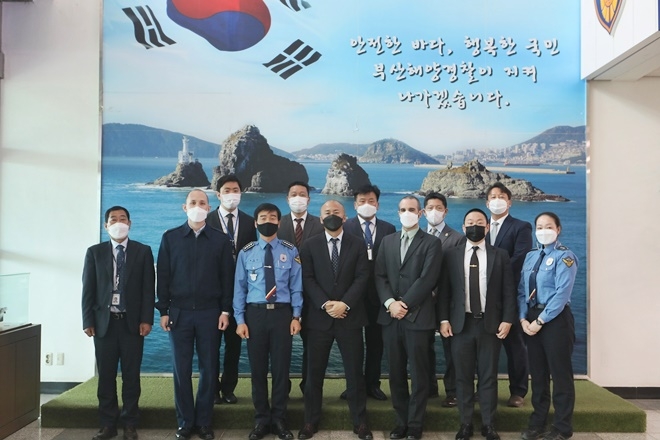 부산해경이 美 국토안보수사국과 업무협의를 하고 기념촬영.(사진제공=부산해양경찰서)