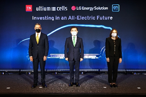 왼쪽부터 테네시주 빌 리(Bill Lee) 주지사, LG에너지솔루션 김종현 사장, GM 메리 바라(Mary Barra) 회장. 사진=LG에너지솔루션