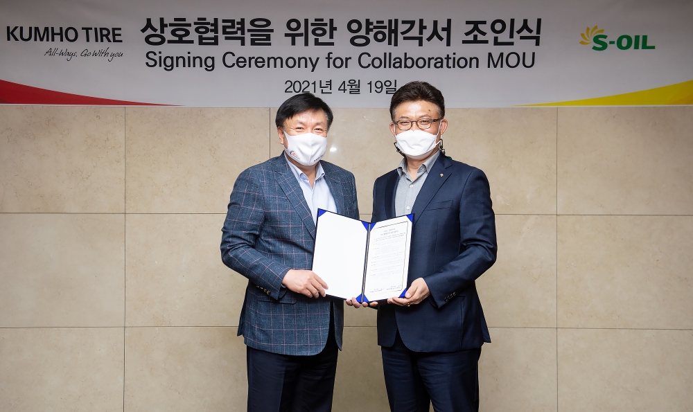 에쓰오일 마케팅총괄 안종범 수석부사장(우측)과 금호타이어 영업마케팅본부장 김상엽 부사장이 지난 19일 에쓰오일 본사 사옥에서 MOU를 체결한 뒤 기념촬영을 하고 있다.(사진=에쓰오일)
