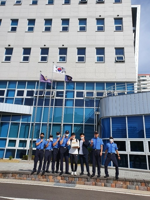 울산해경 소속 의경전역 축하를 해주고 있는 의경들.(사진제공=울산해양경찰서)