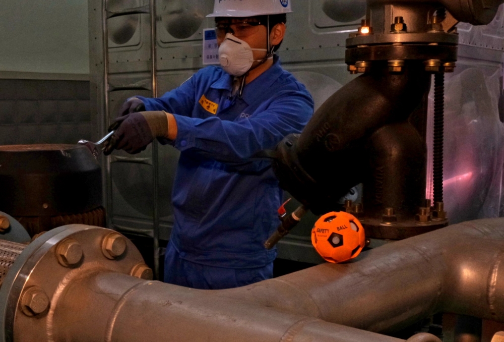 포스코 직원이 작업 현장에 스마트 세이프티 볼을 부착해 실시간으로 유해가스를 측정하며 작업을 진행하고 있다.(사진=포스코)