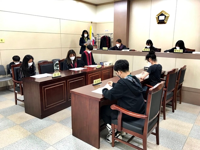 전주덕일초 학생들이 모의법정을 체험하고 있다.(사진제공=전주청소년꿈키움센터)