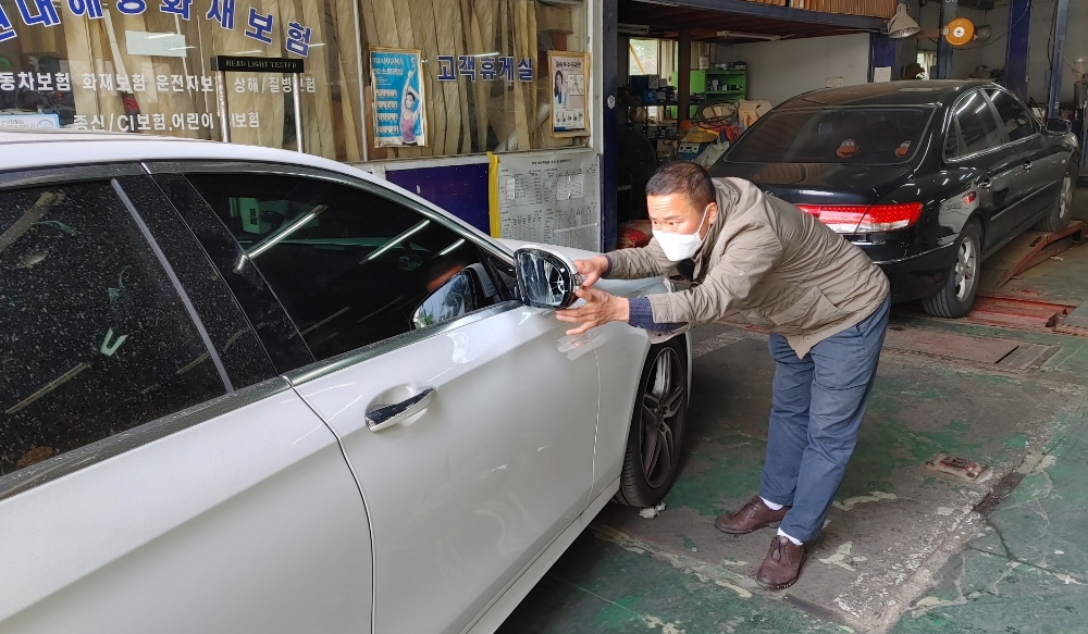 케이투모터스 박영훈 대표가 수리를 위해 입고된 차량 상태를 확인하고 있다.(사진=케이투모터스)