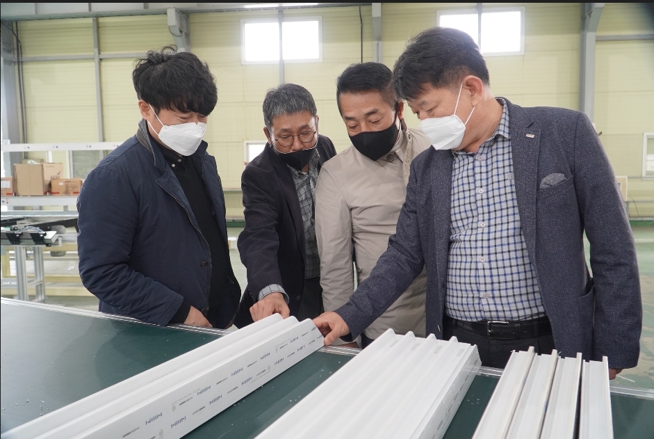 한샘 안흥국 사장(오른쪽 첫번째)이 지난달 협력회사를 방문해 품질 강화 방안에 대해 논의하고 있다.(사진=한샘)