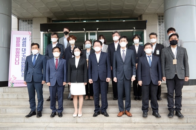 서경희 대구가정법원장(앞줄 왼쪽 세번째) 등 일행이 23일 대구보호관찰소를 방문 기념촬영.(사진제공=대구보호관찰소)