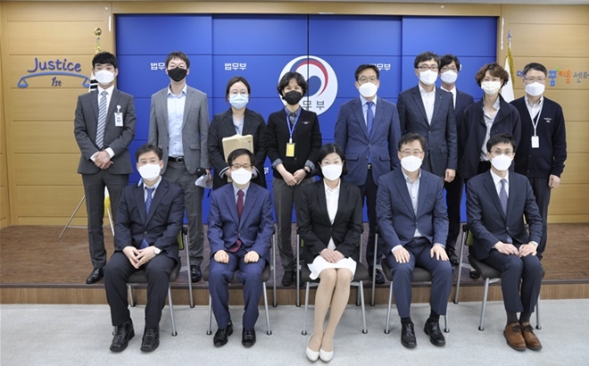 서경희 대구가정법원장(앞줄 왼쪽 세번째) 일행이 23일 대구청소년꿈키움센터를 방문하고 기념촬영.(사진제공=대구청소년꿈키움센터)