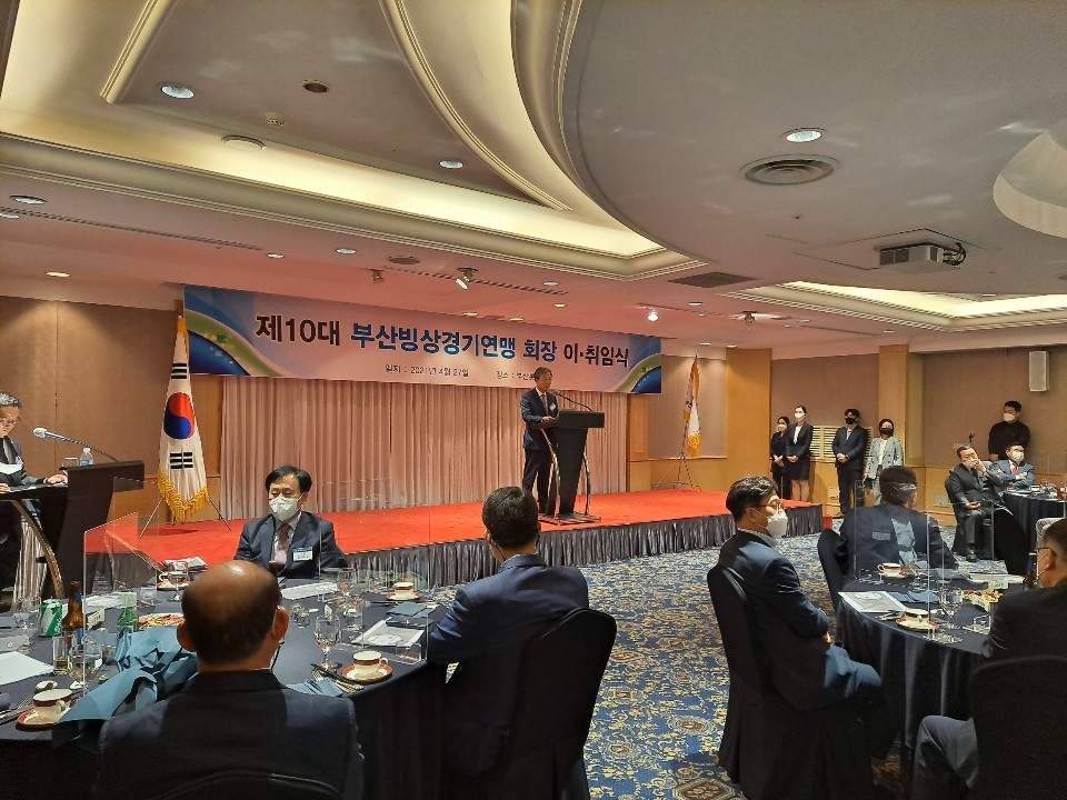 조윤섭 부산빙상경기연맹회장이 취임사를 하고 있다.