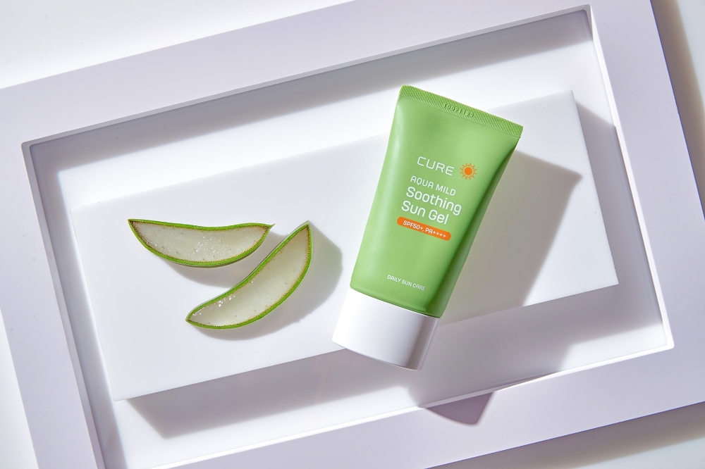 김정문알로에 ‘큐어 아쿠아 마일드 수딩 선젤’ 출시