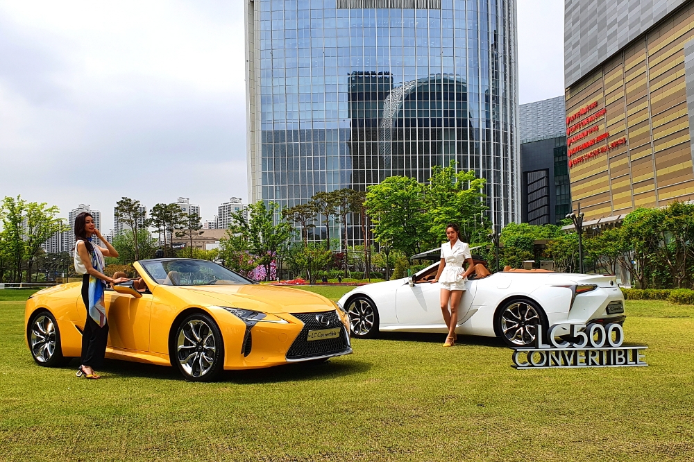 모델들이 렉서스 LC500 컨버터블 앞에서 포즈를 취하고 있다.(사진=최영록 기자)