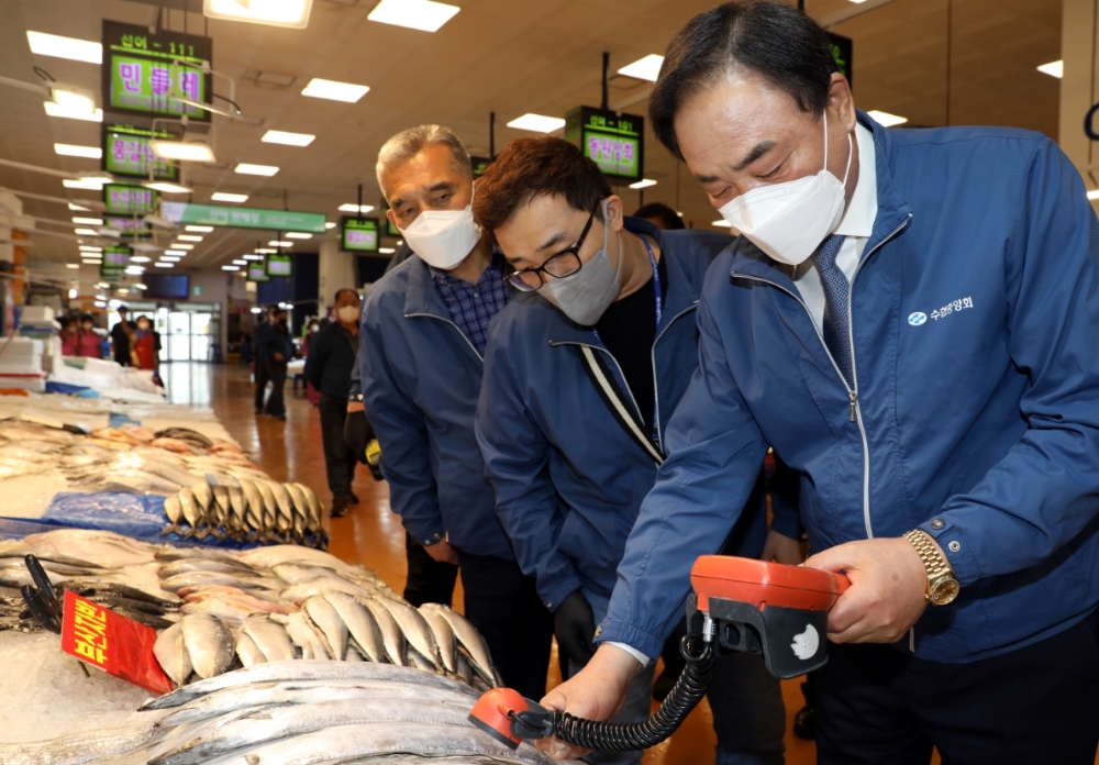 임준택 수협중앙회장(사진 오른쪽)이 29일 노량진수산시장을 찾아 휴대용 측정기를 이용해 수입 수산물의 방사능 수치를 직접 확인하고 있다. (사진=수협중앙회)