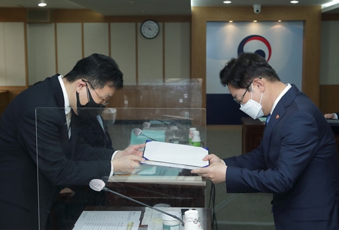 박범계 법무부장관(오른쪽)이 29일 정부과천청사에서 열린 ‘제8기 법무부 여성아동정책심의위원회’ 위촉식에서 정익중 위원장(왼쪽)에게 위촉장을 수여하고 있다.