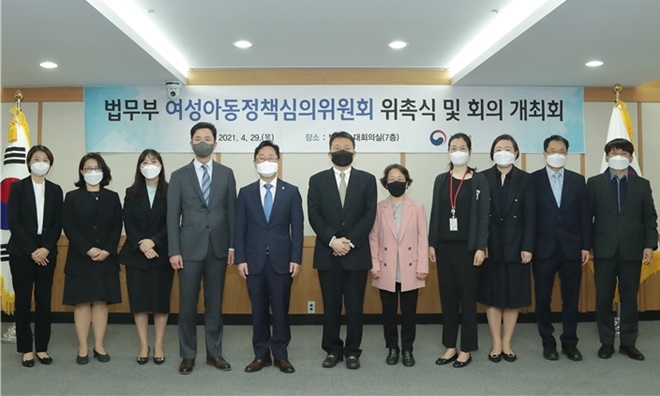 박범계 법무부장관(앞줄 가운데)이 29일 정부과천청사에서 열린 ‘제8기 법무부 여성아동정책심의위원회’ 위촉식에서 위원들과 기념촬영을 하고 있다.(사진제공=법무부)