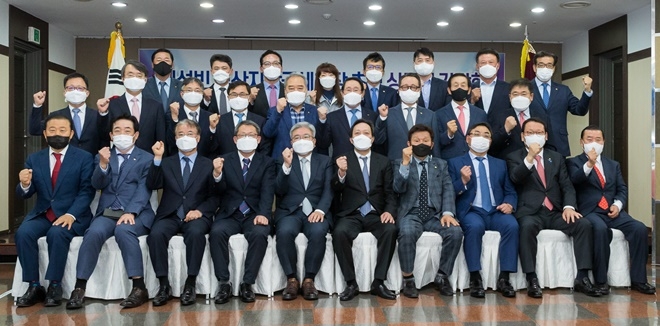 4월 29일 임성빈 부산국세청장 초청 세정 간담회를 갖고 기념촬영.(앞줄 왼쪽 5번째 임성빈 청장, 여섯번째 장인화 회장). (사진제공=부산상의)