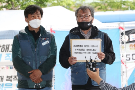 진경호 전국택배노조 위원장(우)이 지난 29일 서울 중구 서울지방고용노동청 앞에서 'CJ대한통운 산업안전보건법 위반 고발장' 접수에 앞서 취재진의 질문에 답하고 있다. 사진=연합뉴스