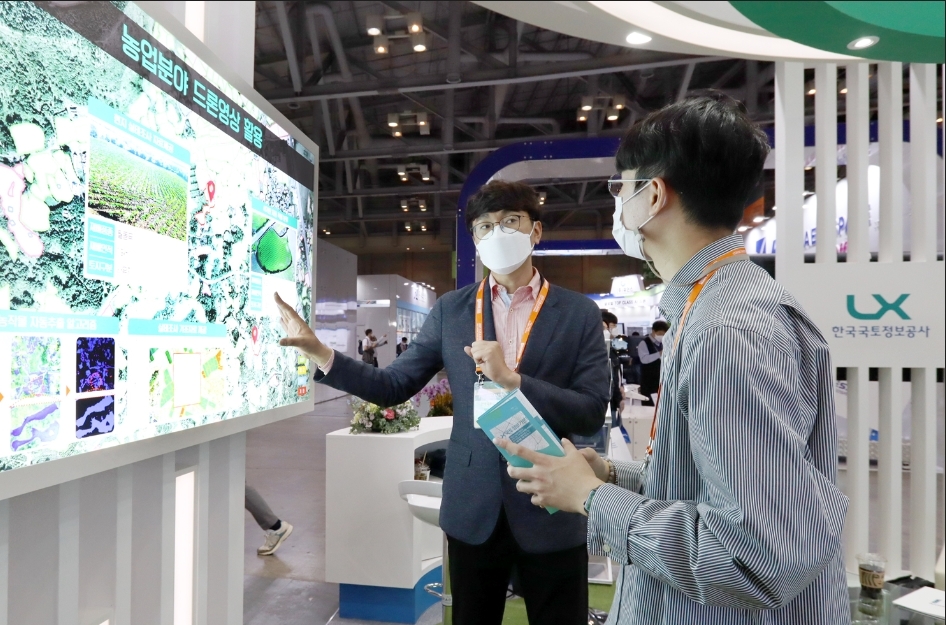 ‘2021 드론쇼 코리아’에 마련된 LX한국국토정보공사 부스에서 관람객이 농업분야 드론영상 활용 설명을 듣고 있다.(사진=LX한국국토정보공사)