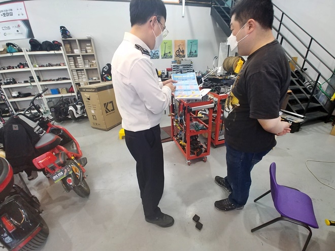 경찰이 전동킥보드 업체를 방문해 5월 13일부터 시행되는 도로교통법 개정사항에 대해 홍보하고 있다.(사진제공=창원서부경찰서)