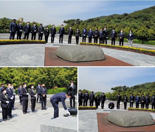 송영길 당대포와 최고위원 등이 6일 봉하마을을 찾아 고 노무현 전 대통령 묘소에 분향하고 참배하고 있다. (사진제공=더불어민주당 경남도당)