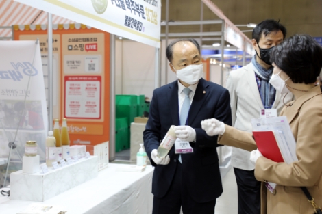 소진공 조봉환 이사장, 소상공인 협동조합 판로지원사업 박람회 참관