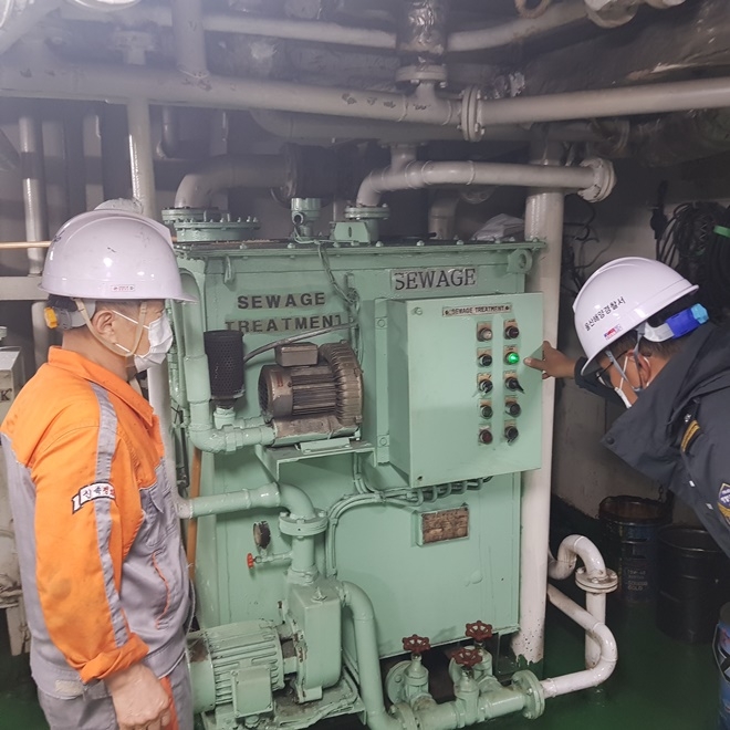 울산해경직원이 선박내 기기를 점검하고 있다.(사진제공=울산해양경찰서)