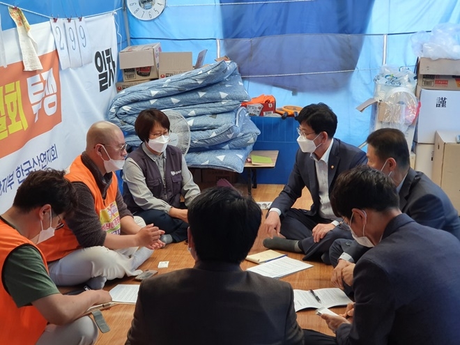 김정호 민주당 경남도당위원장이 7일 한국산연 농성장을 찾아 요청사항을 듣고 외국인투자기업 노동자를 보호하는 입법을 추진하겠다고 말하고 있다.(사진제공=더불어민주당경남도당)