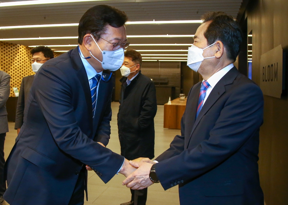 정세균 전 총리(오른쪽)와 송영길 더불어민주당대표(사진=연합뉴스)