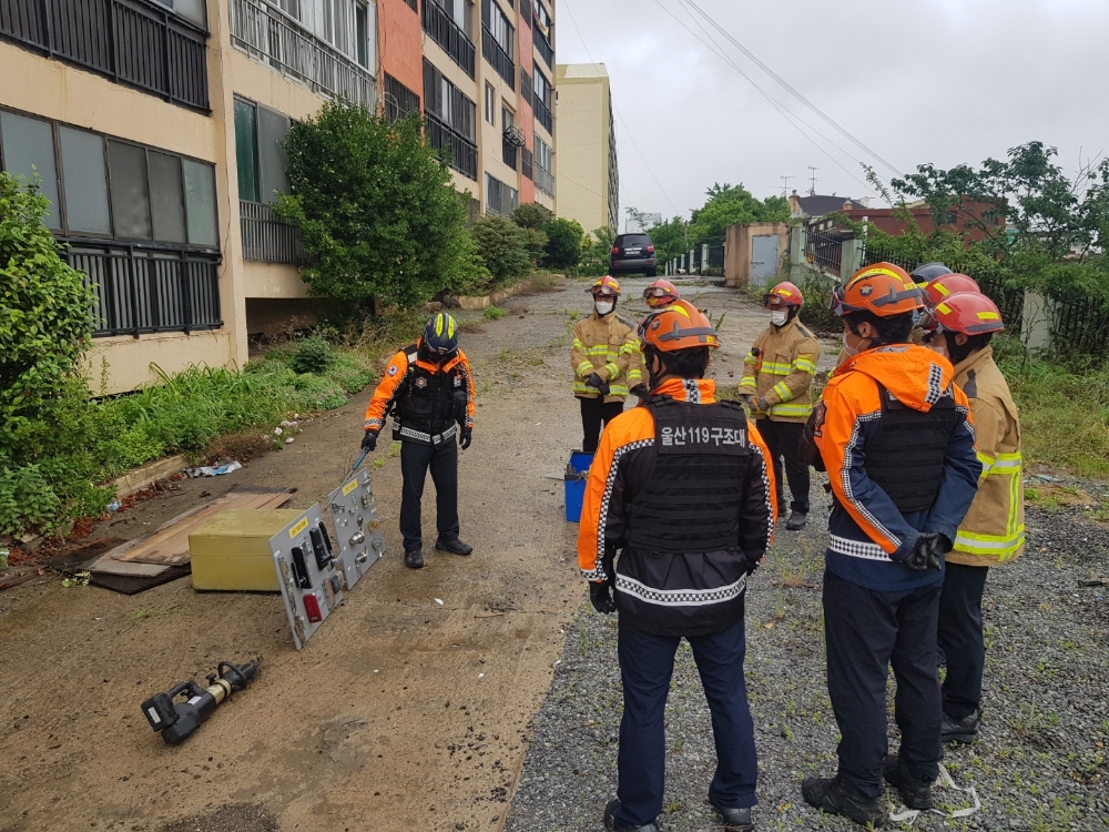 소방대원들이 문개장 인명구조훈련에 참여하고 있다.(사진제공=울산 온산소방서)