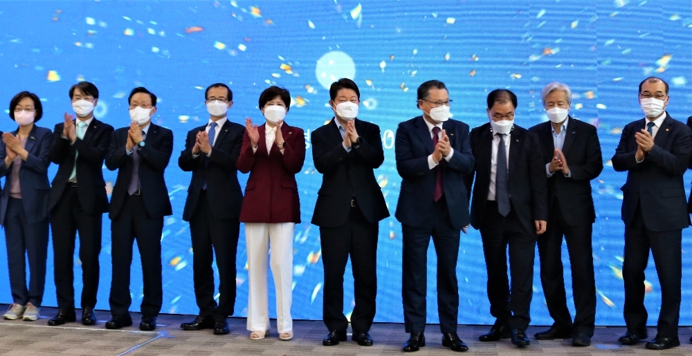 2021년 혁신도시발전위원회 사진(왼쪽 네 번째부터 차례로 한국부동산원 손태락 원장, 강은희 대구광역시교육감, 권영진 대구광역시장).(사진=한국부동산원)