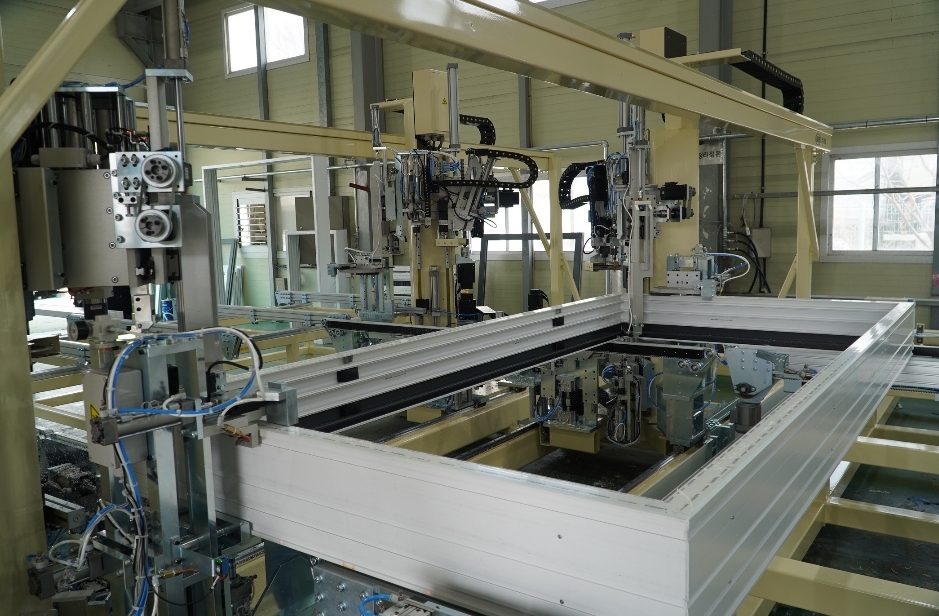 한샘 창호 제조 협력사 완성창 자동화라인.(사진=한샘)