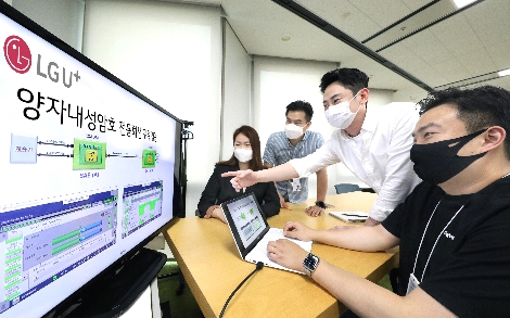 LG유플러스 직원들이 양자내성암호 관련 회의를 진행하는 모습. 사진=LG유플러스